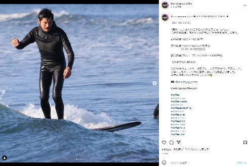 サーフィンをする坂口憲二