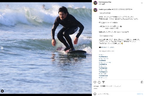 サーフィンをする坂口憲二