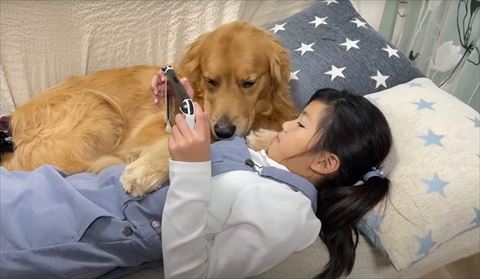 妹の肩にアゴのせてるワンコ