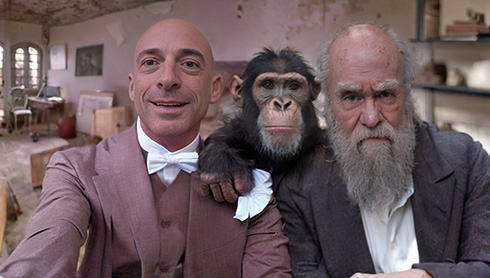 ダーウィンとのツーショットやトロイアの木馬で記念写真　AIを使った「タイムトラベル自撮り」がユニークな発想で楽しそう