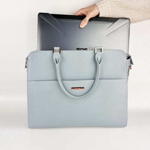 15.6インチのPCが入る