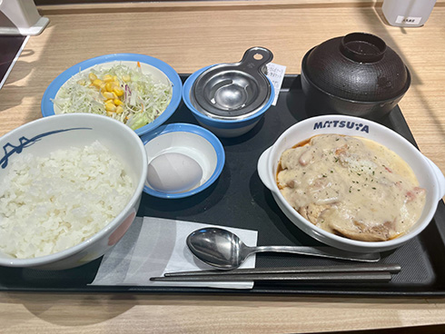 松屋「ごろごろチキンの濃厚カルボナーラ」を発売→即座に本質を見抜かれる　「お前シュクメルリだろ」「シュクメルリ2.0」と話題