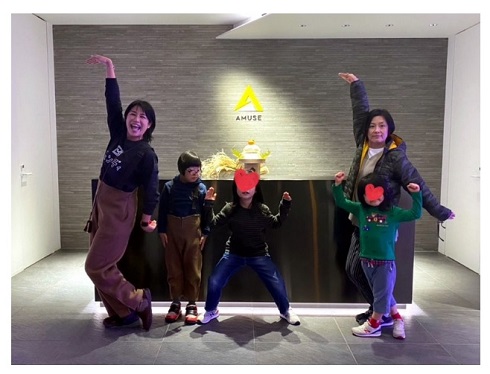 アミューズ本社での奥山佳恵＆加藤貴子ファミリー