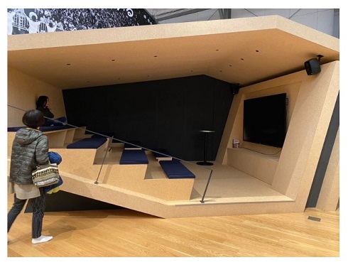 アミューズ本社のシアタールーム