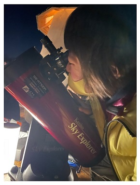 アミューズ本社アスレチック遊具の望遠鏡をのぞく奥山佳恵の次男