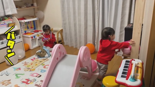 「たった3分しか離れていないのにパパをしっかりお出迎えに行くパパ大好き姉妹」