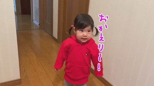 「たった3分しか離れていないのにパパをしっかりお出迎えに行くパパ大好き姉妹」