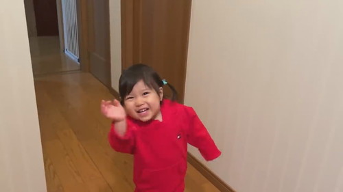 「たった3分しか離れていないのにパパをしっかりお出迎えに行くパパ大好き姉妹」