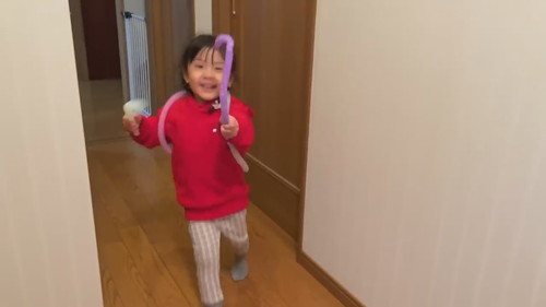 「たった3分しか離れていないのにパパをしっかりお出迎えに行くパパ大好き姉妹」