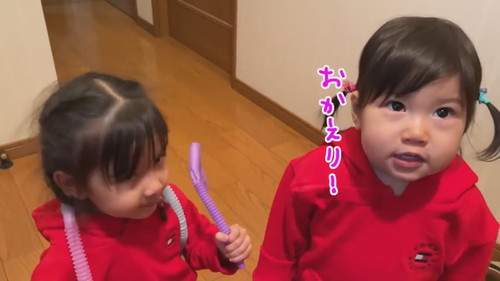 「たった3分しか離れていないのにパパをしっかりお出迎えに行くパパ大好き姉妹」