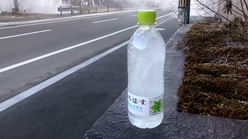 全体が凍った水