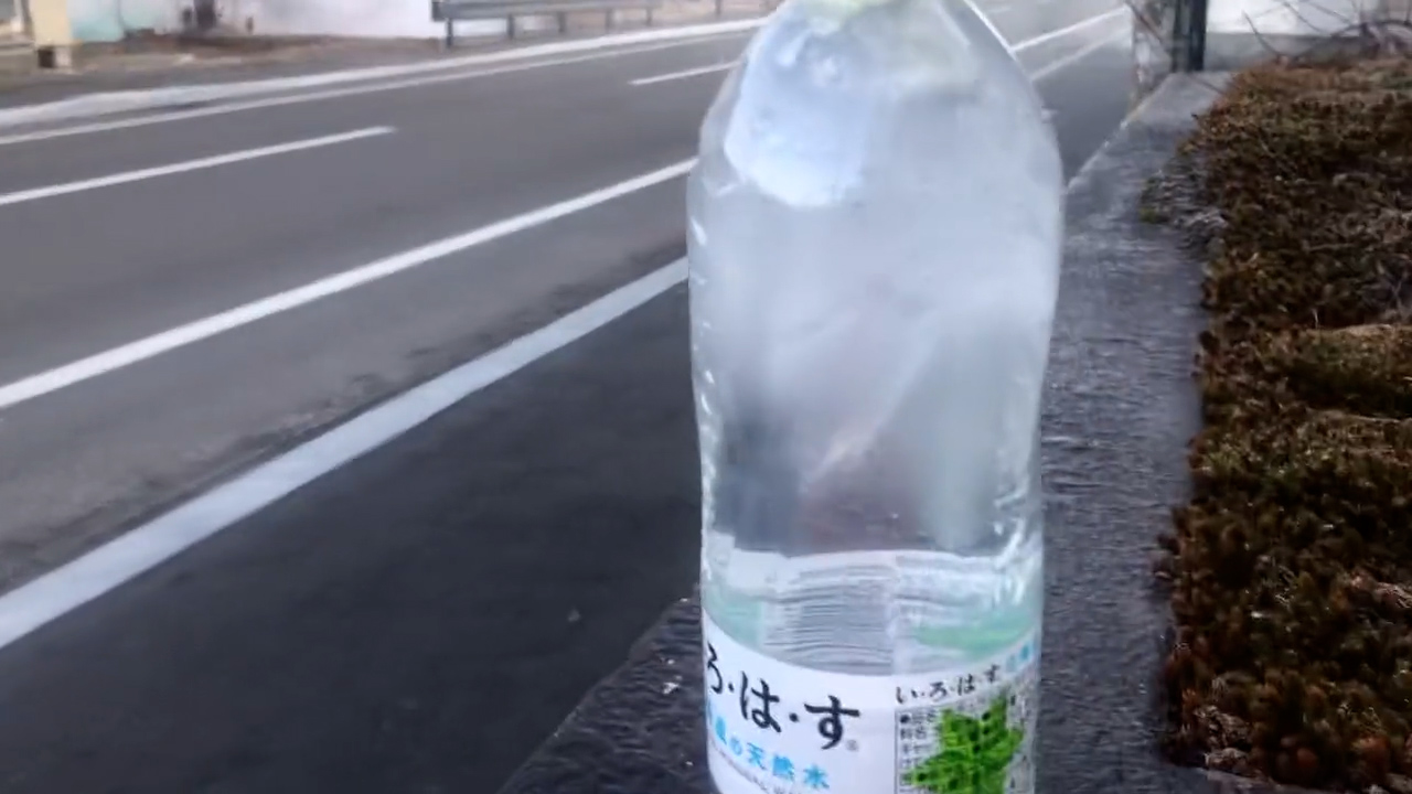 ペットボトルの水が一瞬で氷に変化……！　北海道・川湯温泉で撮影された科学現象が興味深い