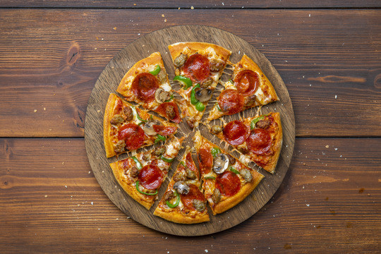 ドミノ・ピザは1月16日から30日間、毎日日替わりで「Lサイズピザを買うとMサイズピザ2枚無料」「Mピザお持ち帰り500円」などキャンペーンを実施すると発表