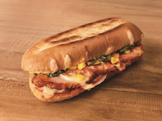 ドミノ・ピザは1月16日から30日間、毎日日替わりで「Lサイズピザを買うとMサイズピザ2枚無料」「Mピザお持ち帰り500円」などキャンペーンを実施すると発表