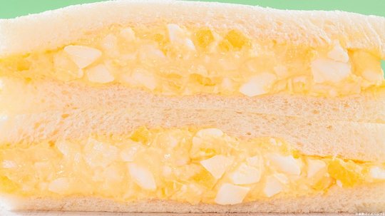 ファミリーマートは1月17日から、「たまごサンド」など定番のサンドイッチ3種類の具材を20％増量