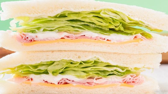 ファミリーマートは1月17日から、「たまごサンド」など定番のサンドイッチ3種類の具材を20％増量