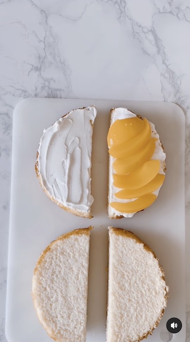 スポンジに生クリームと黄桃をのせた写真