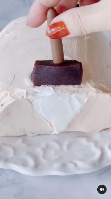 御門ケーキの烏帽子を作っている写真