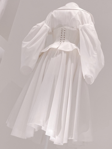 さまざまなディティールの衣装がそろう