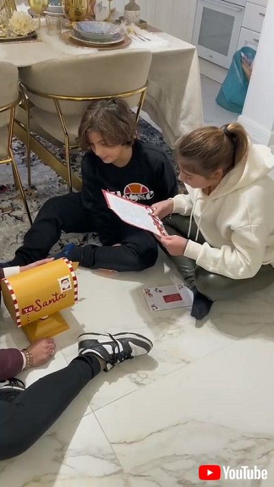 クリスマスを祝う一家