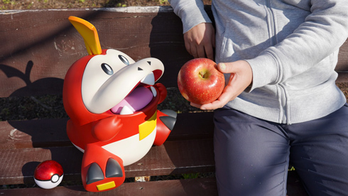 トレーナーを見つめる等身大ホゲータフィギュア