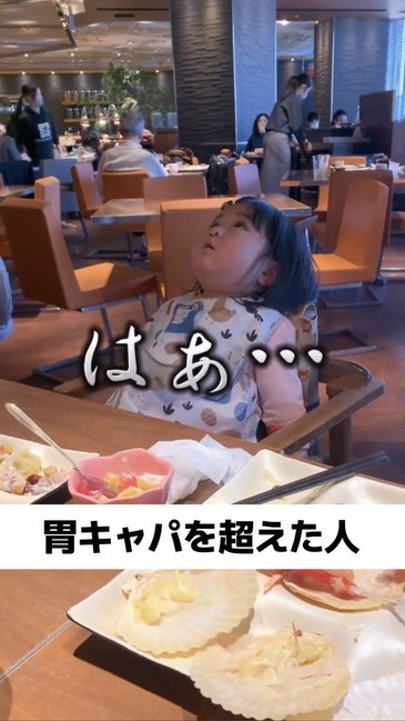 天井を見る女の子