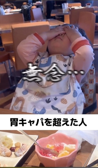 顔をおおう女の子