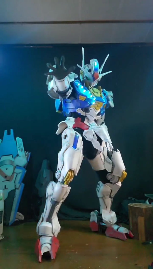 「水星の魔女」ガンダムエアリアルのコスプレが迫真のクオリティで話題　「ガンド技術すごい」「光る！　まとえる！　エアリアル〜!!」