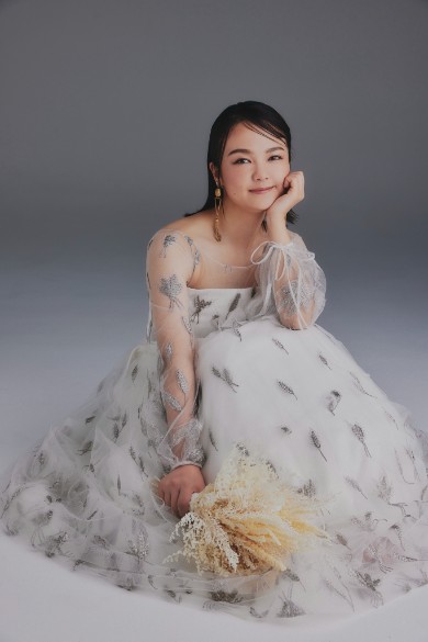 ウエディングドレス姿の「蛙亭」イワクラ