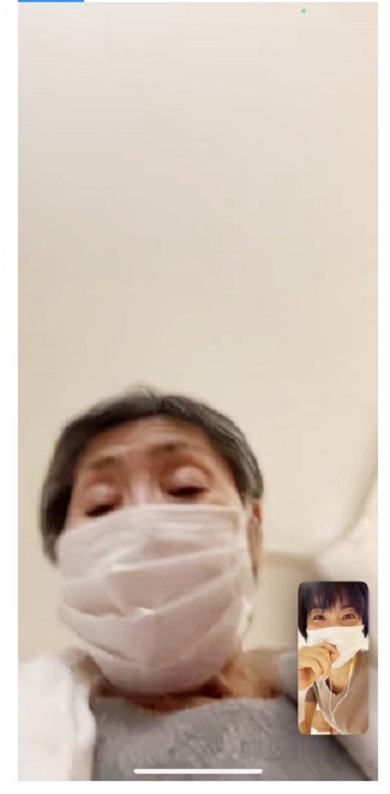 別の病院で入院中だという母親に現状報告する本橋美香