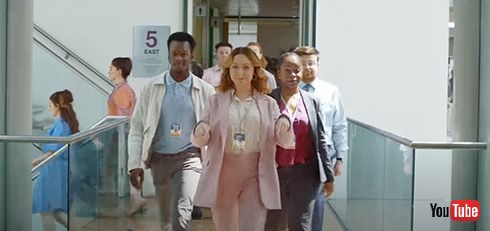 眉毛でマクドナルドを表現した英CM　「めっちゃエドガー・ライト節」「一切食べ物出てこないのにマック」と話題