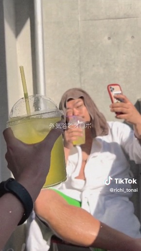 外気浴をするクロちゃん