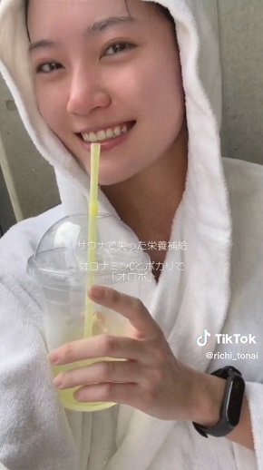 外気浴をするリチ