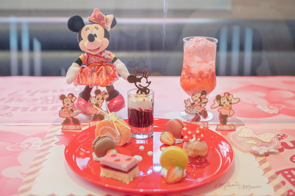 フードメニューとグッズの画像 