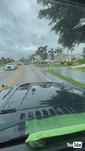 ハリケーン後に魚釣りをする男性