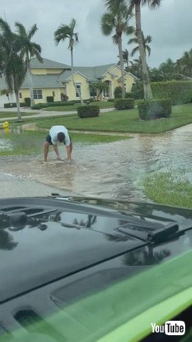 ハリケーン後に魚釣りをする男性