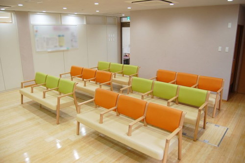 待合室で