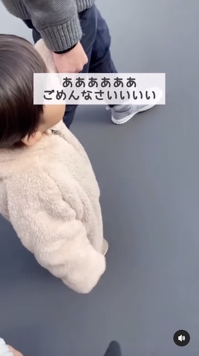 父親に手を引かれて歩く3歳男の子の写真