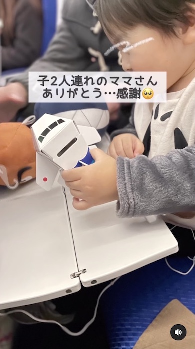 飛行機内でいい子にしている3歳男の子の写真