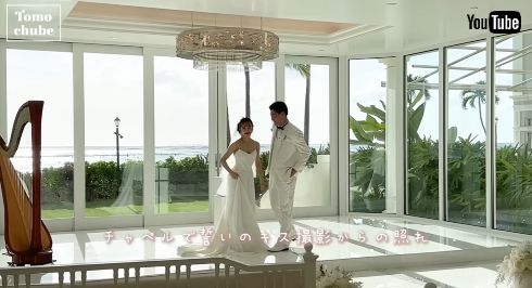 ハワイでウエディングフォトを撮影する板野友美とヤクルト高橋奎二投手