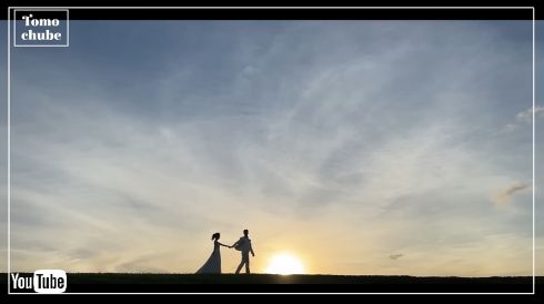 ハワイでウエディングフォトを撮影する板野友美とヤクルト高橋奎二投手