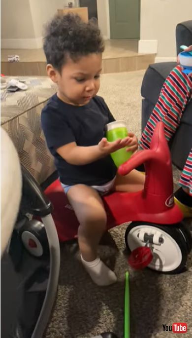 手に持ったカップを探している男の子