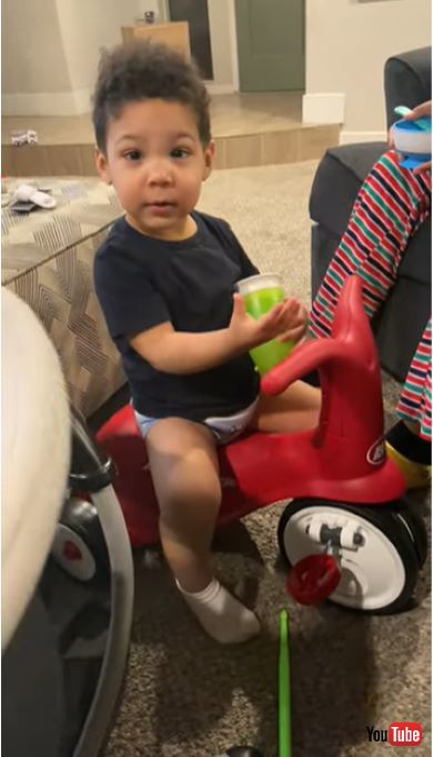 手に持ったカップを探している男の子