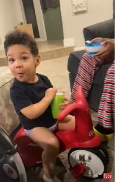 手に持ったカップを探している男の子