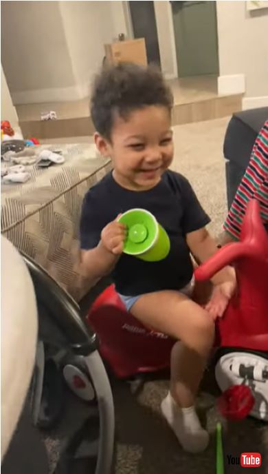 手に持ったカップを探している男の子