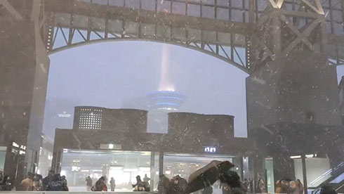 雪が吹き込む京都駅構内