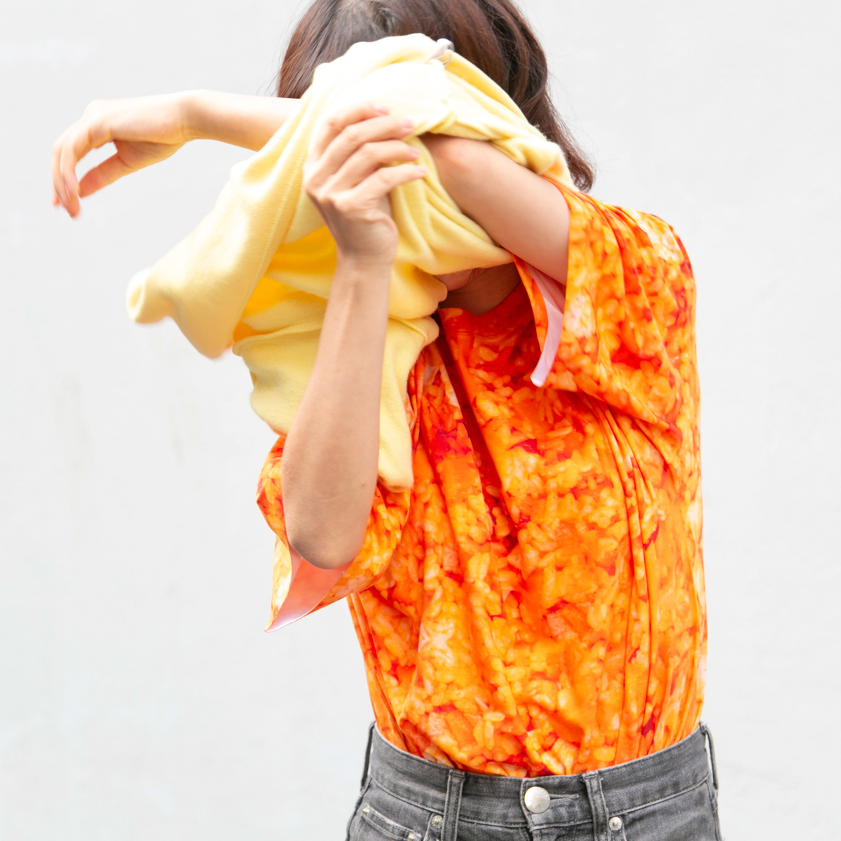 黄色いトレーナーに“チキンライス柄”のTシャツを合わせた「オムライスコーデ」がインパクト大！　着てるだけでお腹が空きそう