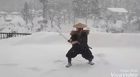 真っ白な世界での雪中稽古がかっこいい　あまりの迫力に「まるで時代小説」「ゲーム動画かと」と話題に