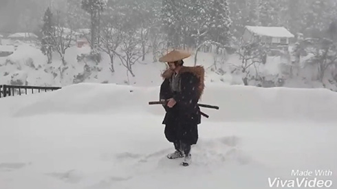 真っ白な世界での雪中稽古がかっこいい　あまりの迫力に「まるで時代小説」「ゲーム動画かと」と話題に