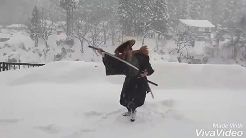 真っ白な世界での雪中稽古がかっこいい　あまりの迫力に「まるで時代小説」「ゲーム動画かと」と話題に